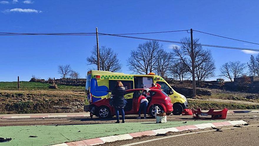 Una ambulancia junto al coche accidentado. |  Ch. S. 