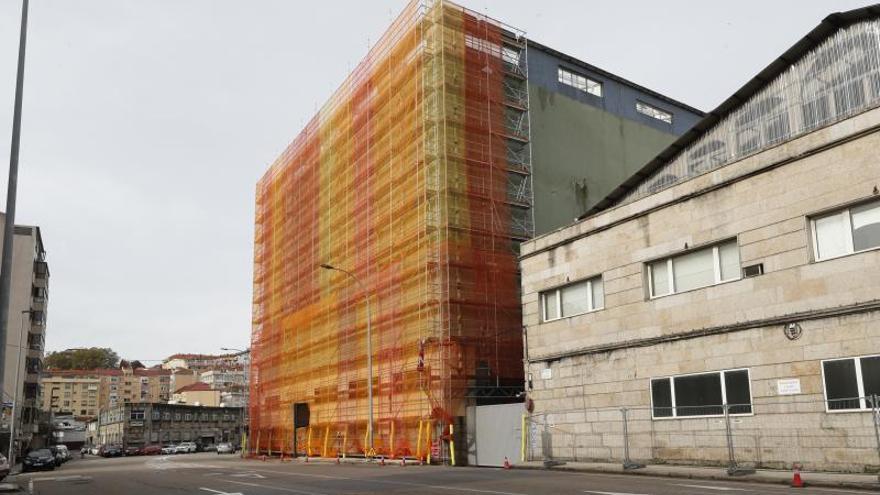 Obras para la demolición del edificio de Aucosa, situado entre ambos astilleros.