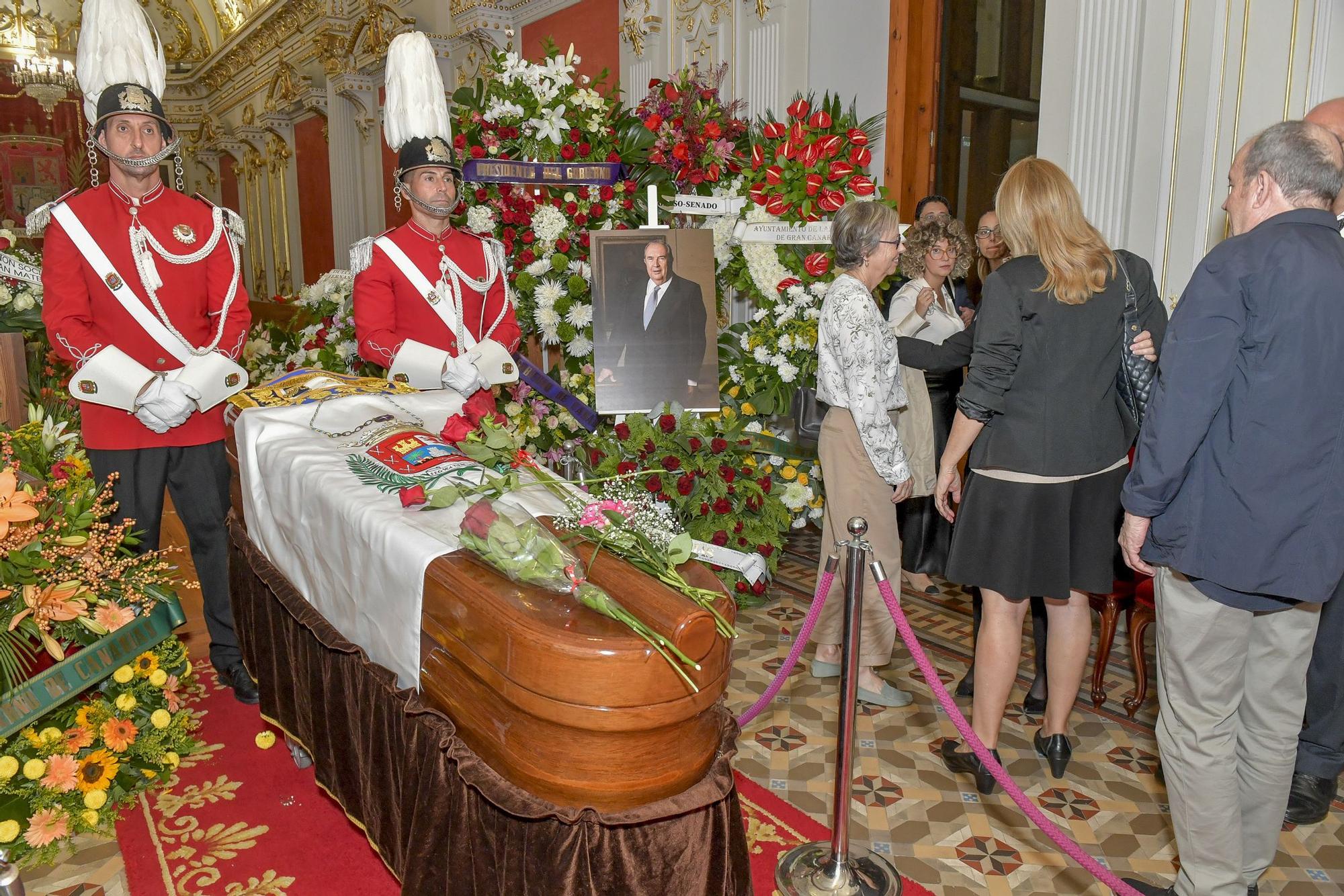 Capilla ardiente de Jerónimo Saavedra en las Casas Consistoriales de Las Palmas de Gran Canaria