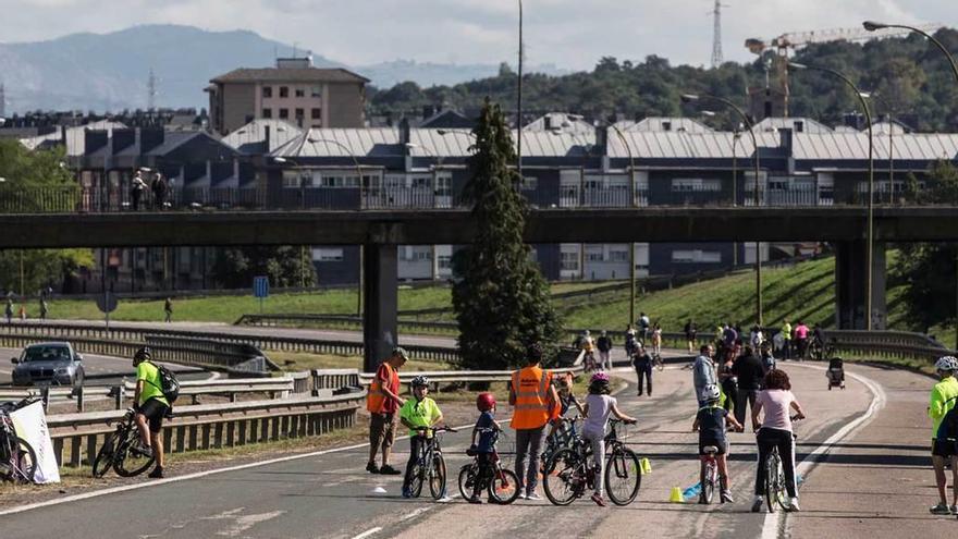 Participantes en una actividad de &quot;Imagina un bulevar&quot; en el tramo urbano de la &quot;Y&quot;.