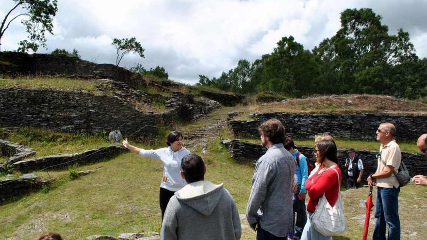 La guía, Inés García, explica el castro de Coaña.