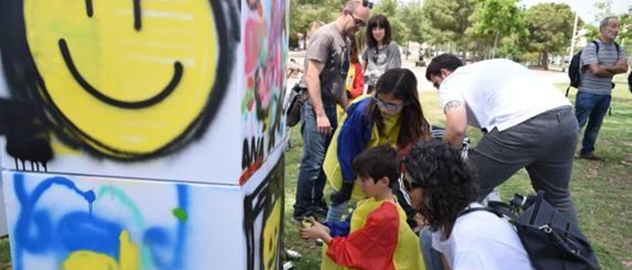 Los pequeños disfrutaron con el taller de grafitis.