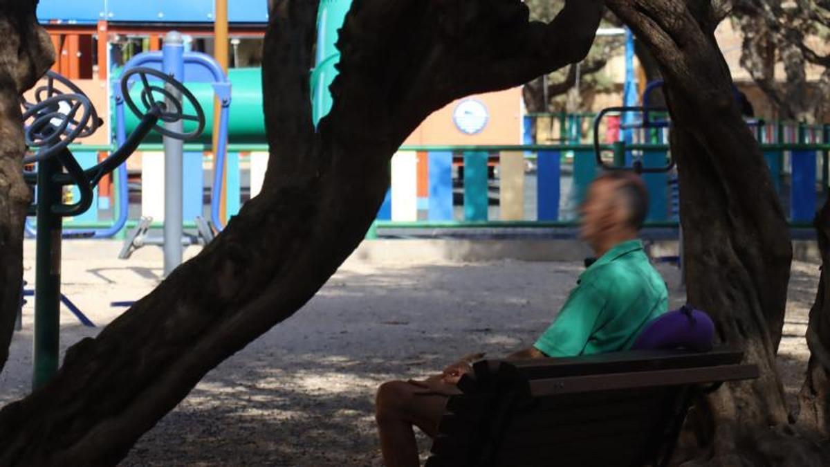 Una persona mayor en un parque de Benidorm