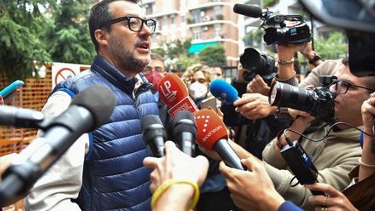 El líder de la Liga, Matteo Salvini, habla con los medios de comunicación frente al colegio electoral de Milán en el que ha votado.