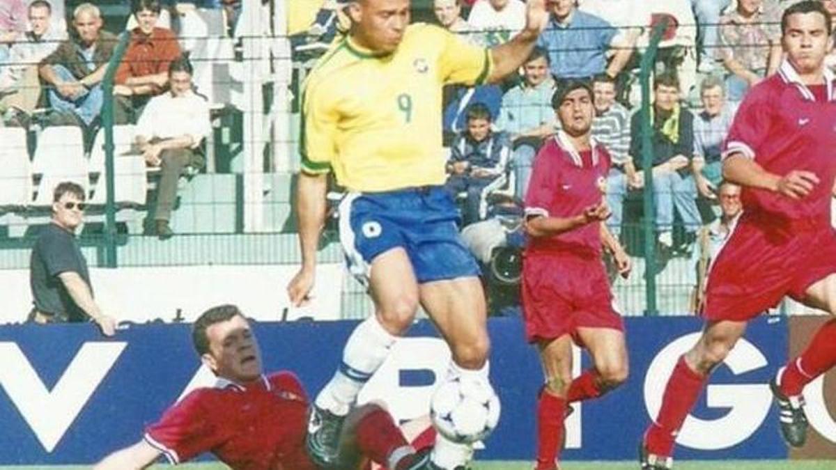 Ildefons Lima intenta robarle el balón a Ronaldo Nazario