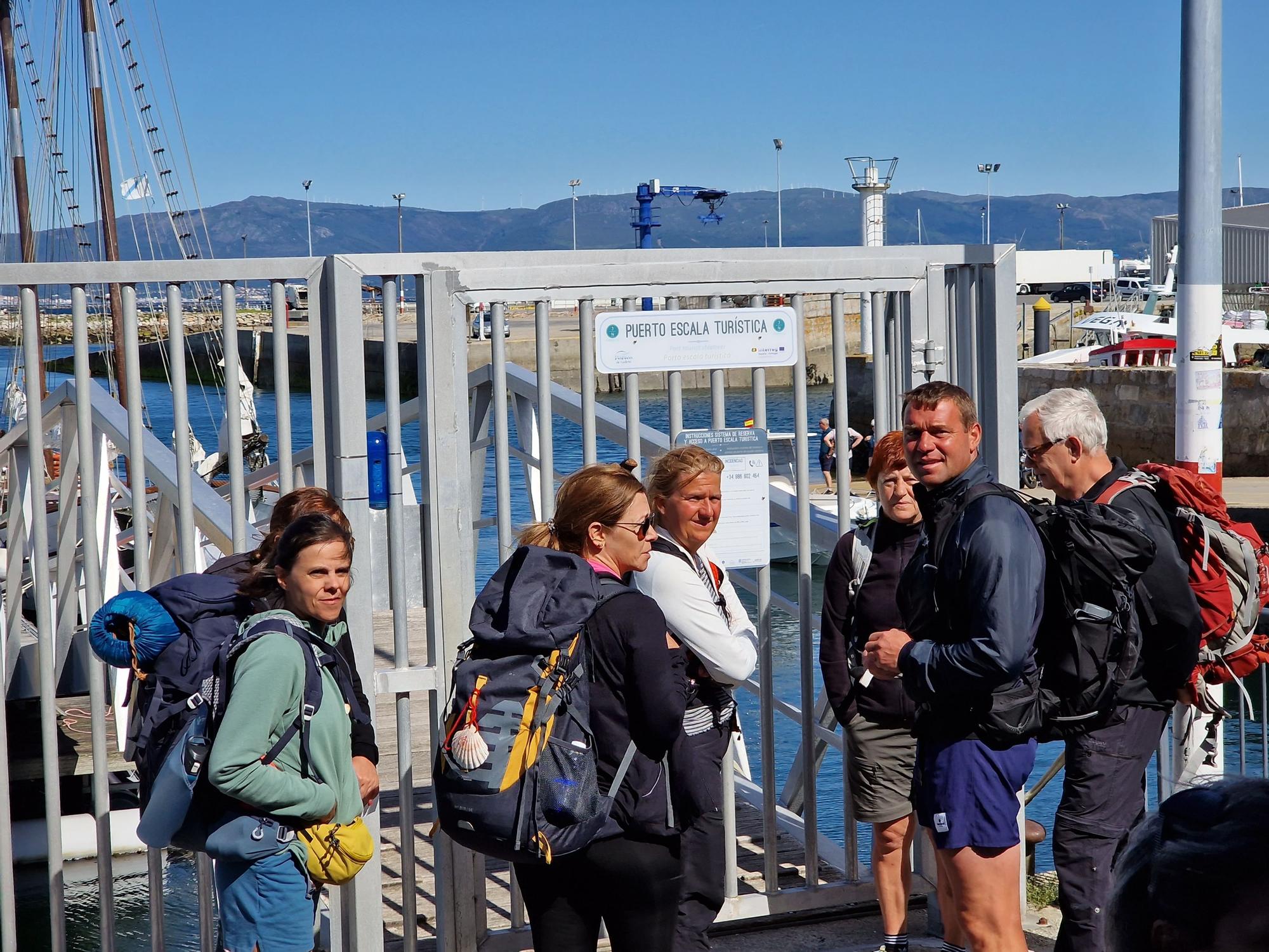 Peregrinos extranjeros que embarcaron en Vilanova para hacer la Ruta Xacobea hacia Pontecesures.