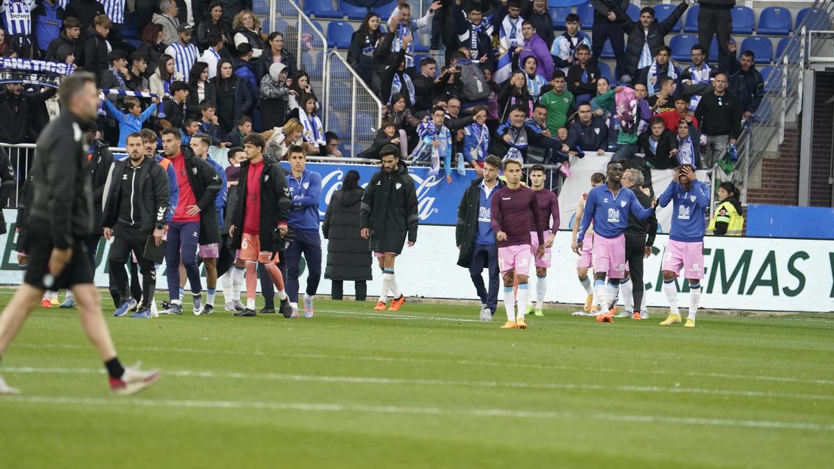 Los jugadores del Málaga CF abandonan Mendizorroza.