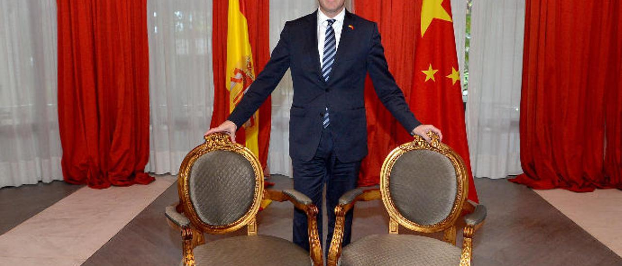 David Morales, en el salón Ambassador donde se reunieron Xi Jinping y Sáenz de Santamaría flanqueado por las banderas de ambos países.