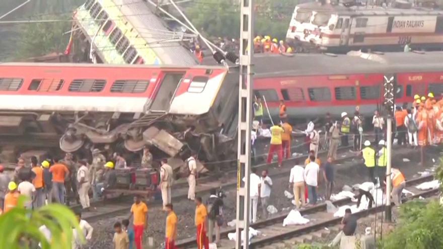 Xoc de trens fatal a l’Índia: almenys 80 morts i 850 ferits