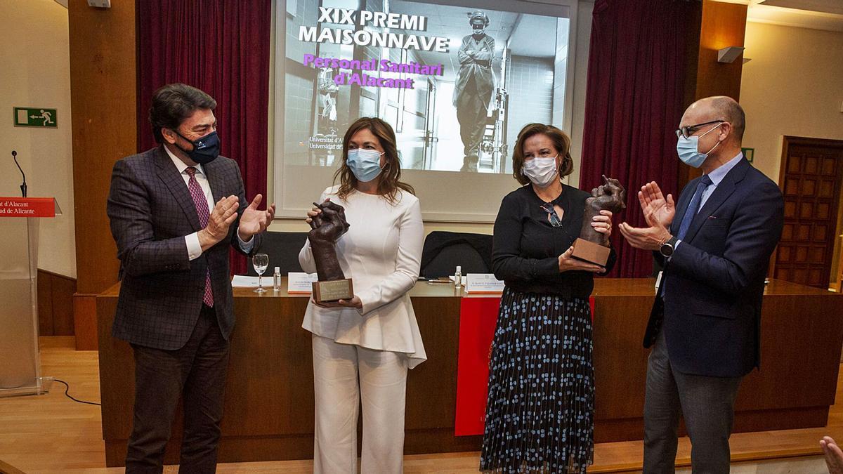 El alcalde y el rector aplauden a las presidentas de los colegios de Médicos, Isabel Moya, y de Enfermería, Montserrat Angulo, tras entregarles el Premio Maisonnave