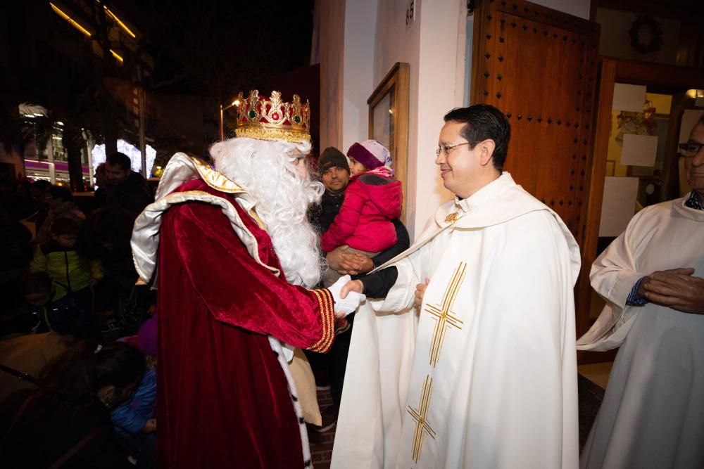 Los Reyes Magos, escoltados por pajes reales y bailarinas, reparten entre el público 800 kilos de caramelos y gominolas