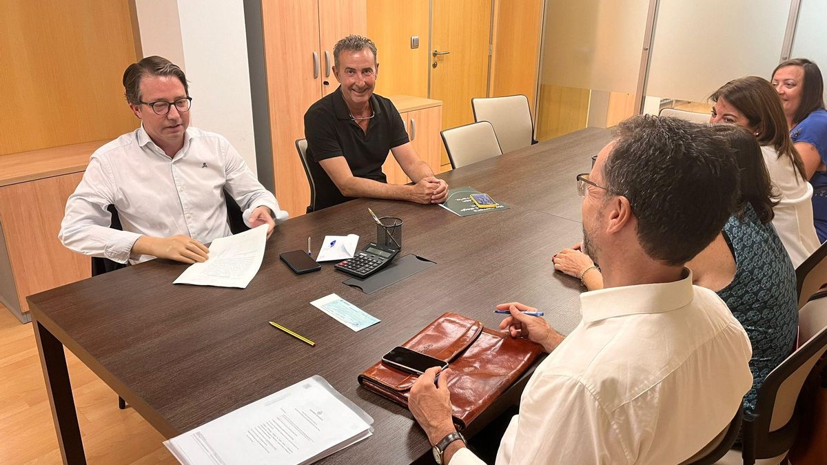 El concejal Juan Giner mantiene una de las reuniones con su equipo de trabajo.