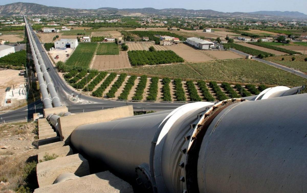 Conducciones del trasvase Tajo-Segura a su paso por la huerta de la Vega Baja cerca de Orihuela. | EFE