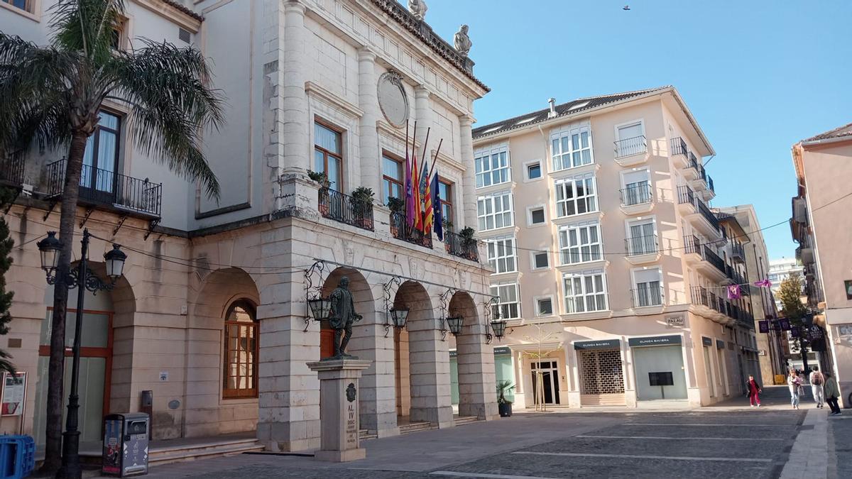 Las banderas del Ayuntamiento de Gandia, a media asta, a primera hora de este lunes, 6 de abril