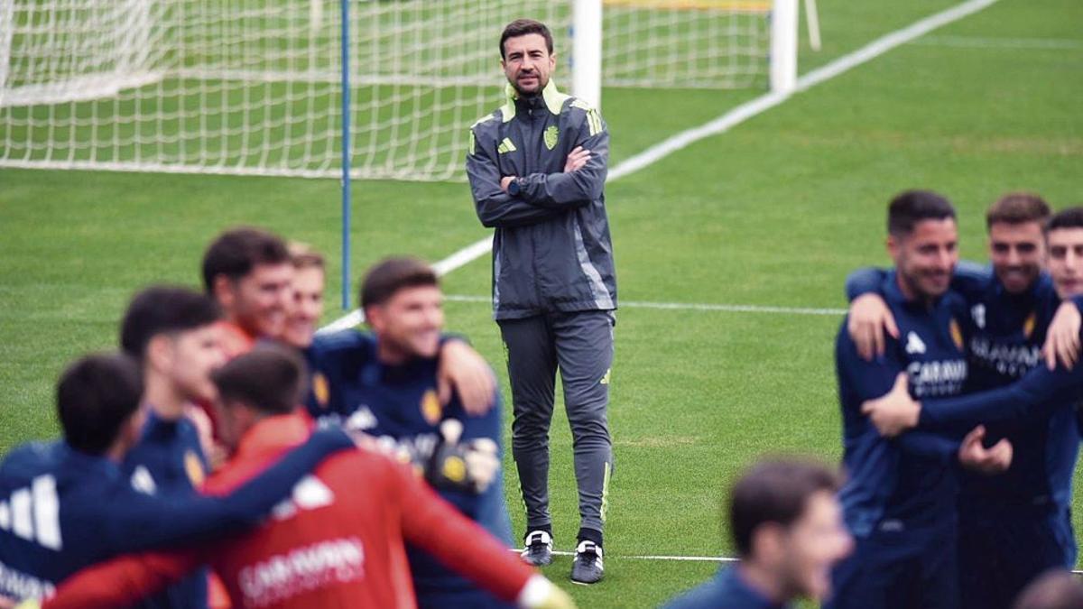 Gabi observa el entrenamiento de este viernes en La Romareda.