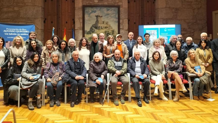 Familia de Alfonso Quinteiro junto a miembros de la Corporación ponteareana en el primer homenaje. |   // D.P.