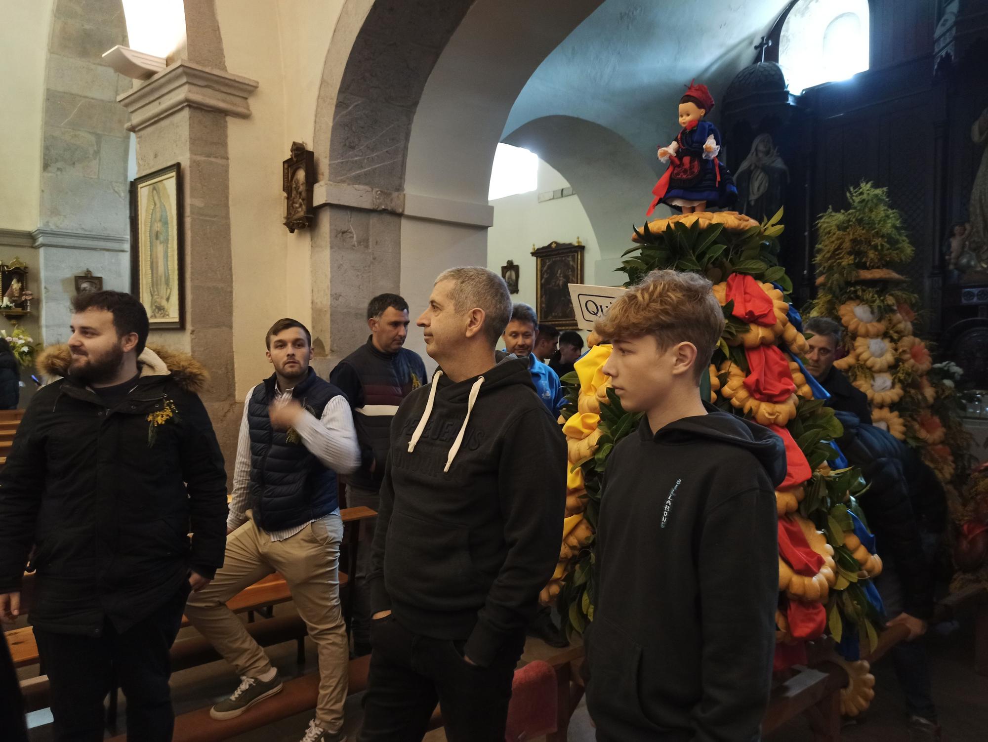 En Posada de Llanes, los panes del ramu vuelan por La Candelaria: "Hay que andar rápido"