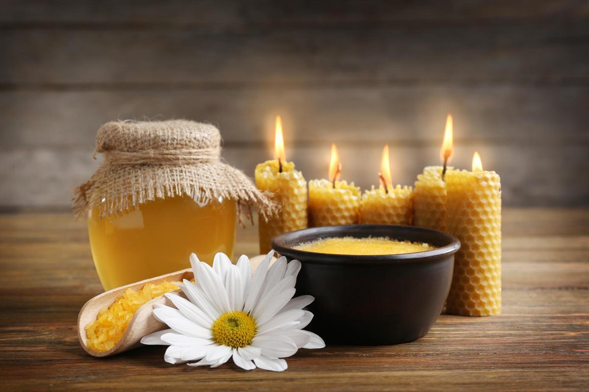 Entre las actividades, Xixona ofrece un taller artesanal gratuito para elaborar velas de miel.