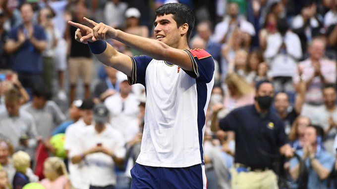 Alcaraz celebra su triunfo ante Tsitsipas en el US Open.