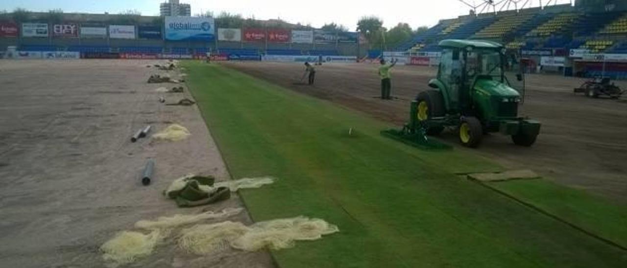 Ayer comenzó a colocarse el nuevo césped del Nou Estadi de Palamós.