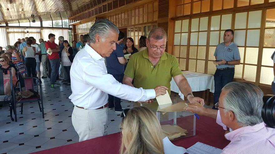 Jesús Kocina, actual presidente del Chas, vota en una asamblea de la entidad.