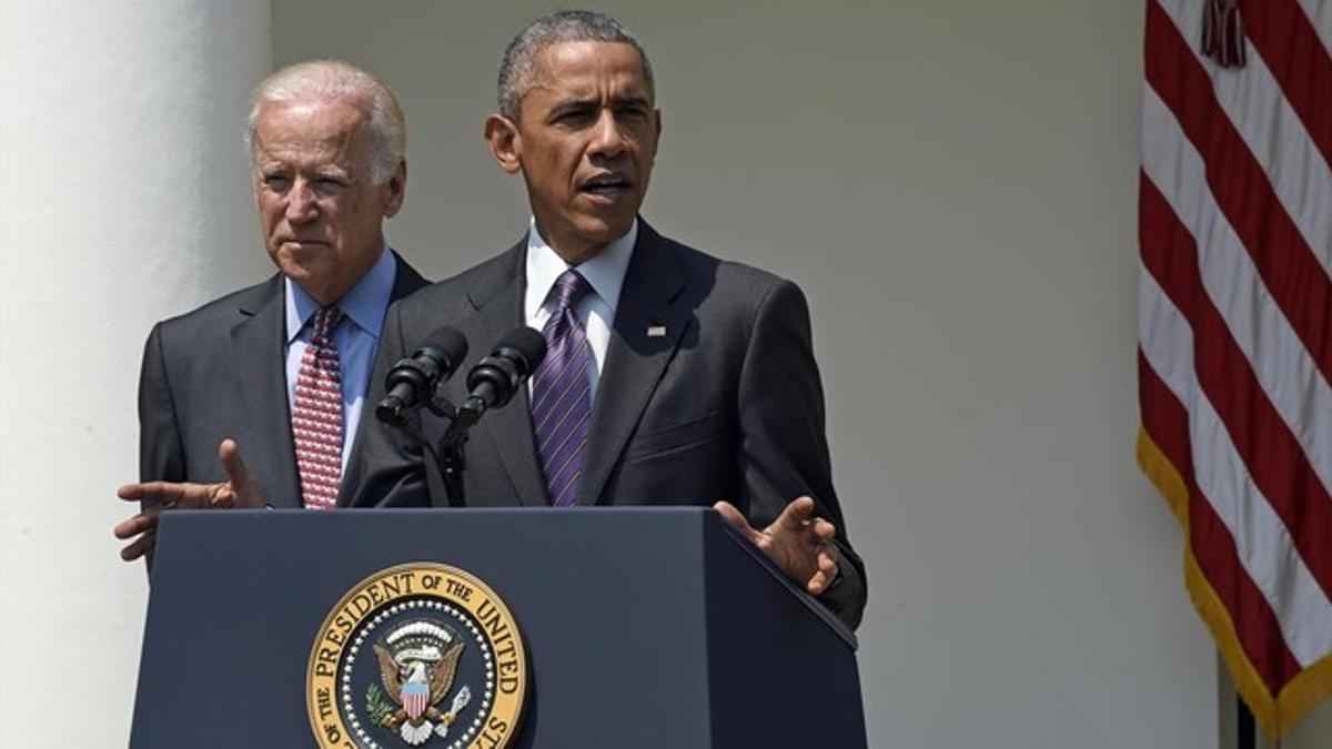 Obama, junto al vicepresidente Joe Biden, en los jardines de la Casa Blanca, este miércoles.