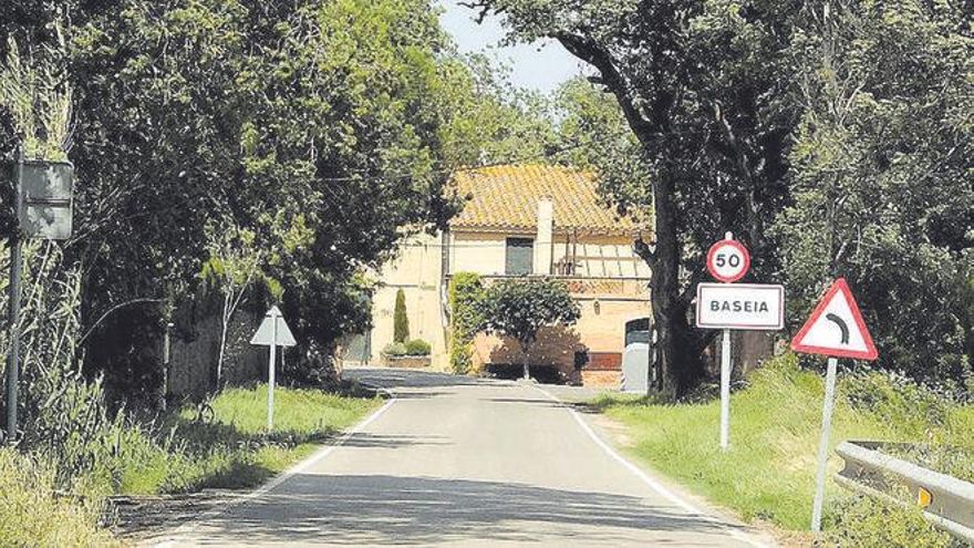 L&#039;entrada al petit nucli rural de Baseia