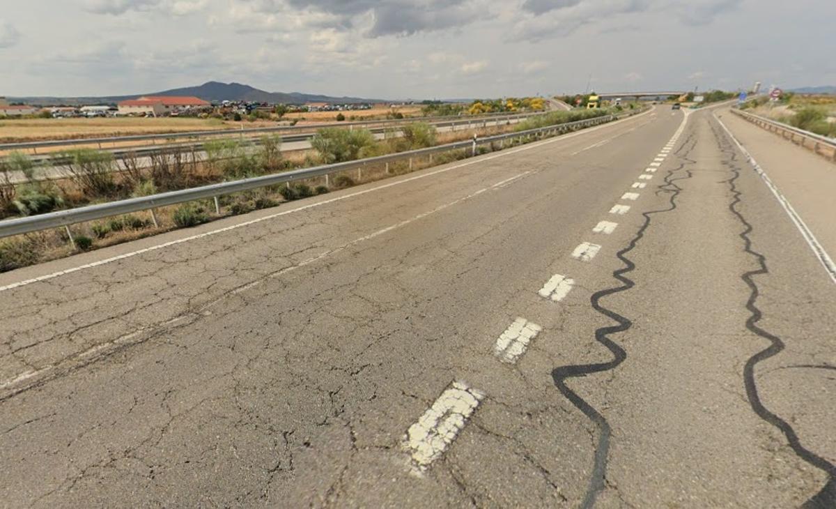 La autovía Mudéjar con costurones en la calzada a su paso por Caminreal.