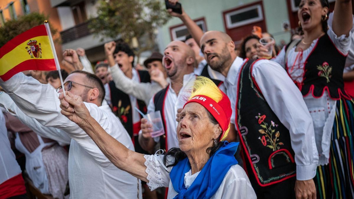 Espectadores celebran un gol de España.