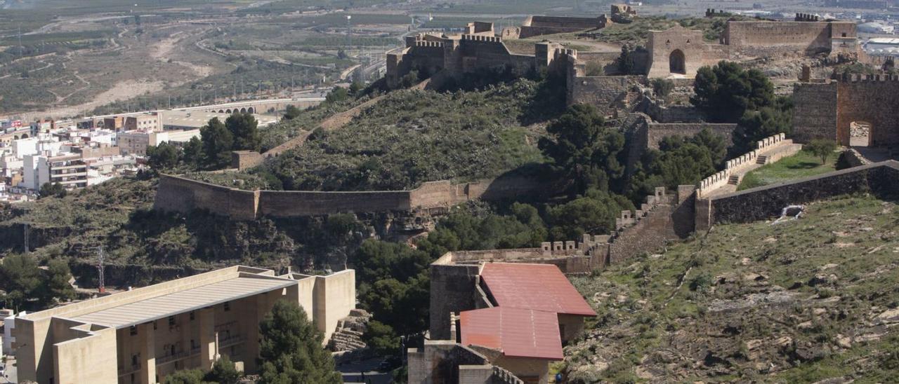 Vista del Castillo de Sagunt y el Teatro Romano, con el mar al fondo. | TORTAJADA