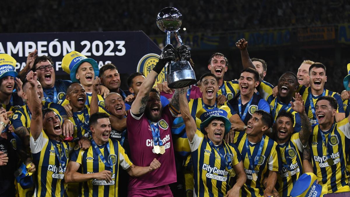 Los jugadores de Rosario Central levantan el trofeo.