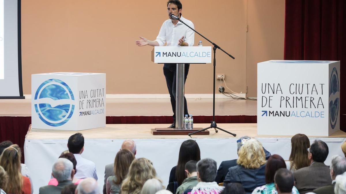 Manu Reyes, candidato del PP en Castelldefels, durante un acto en la ciudad