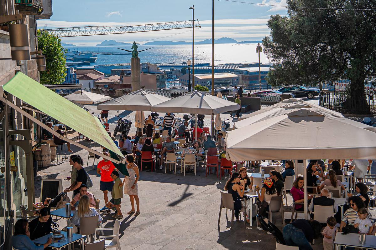 Fotos de ambiente de gente tomando algo en los bares/cafeterías del Paseo de Alfonso, para reportaje sobre el bum hostelero de la zona del Olivo, en plan el casco vello se extiende o algo así, hablando con los locales