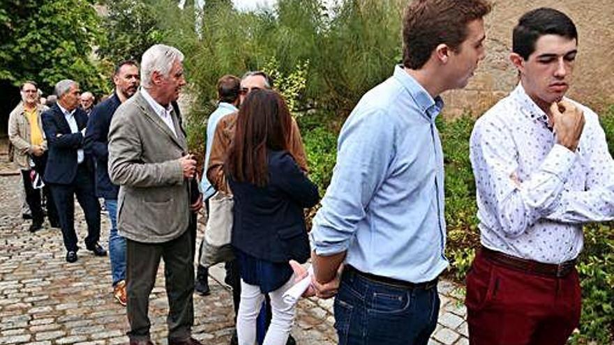 Assistents a l&#039;acte fent cua a l&#039;entrada del palau de l&#039;Abat del monestir de Poblet.