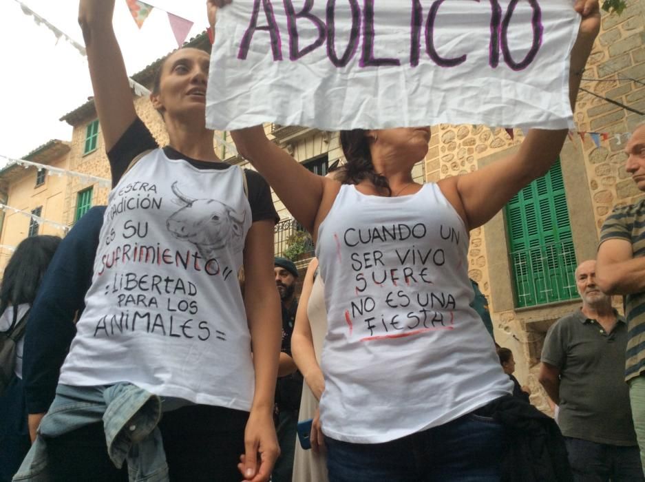 Protesta animalista contra el correbou de Fornalutx