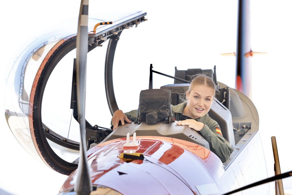 La princesa de Asturias, en la cabina del Pilatus, el día de su llegada a la Academia General del Aire.