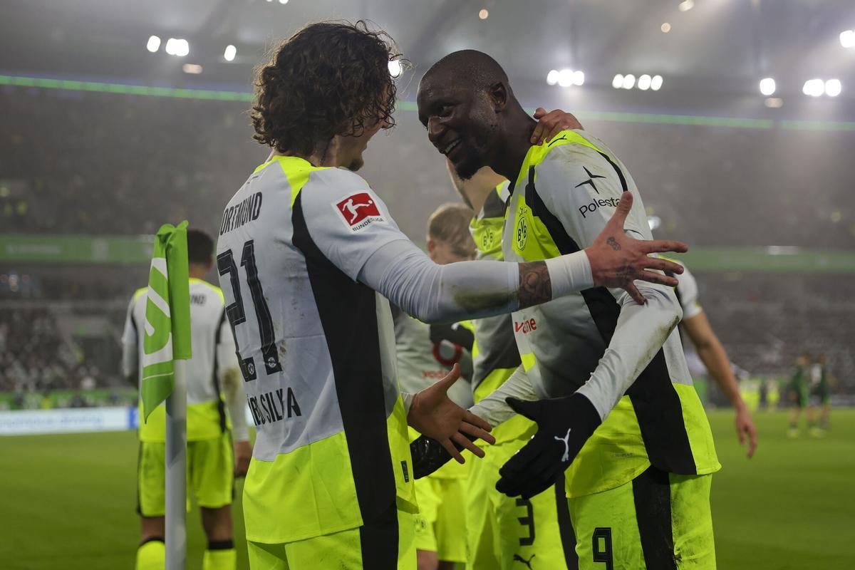 Serhou Guirassy celebra su gol con el Borussia Dortmund ante el VfL Wolfsburg