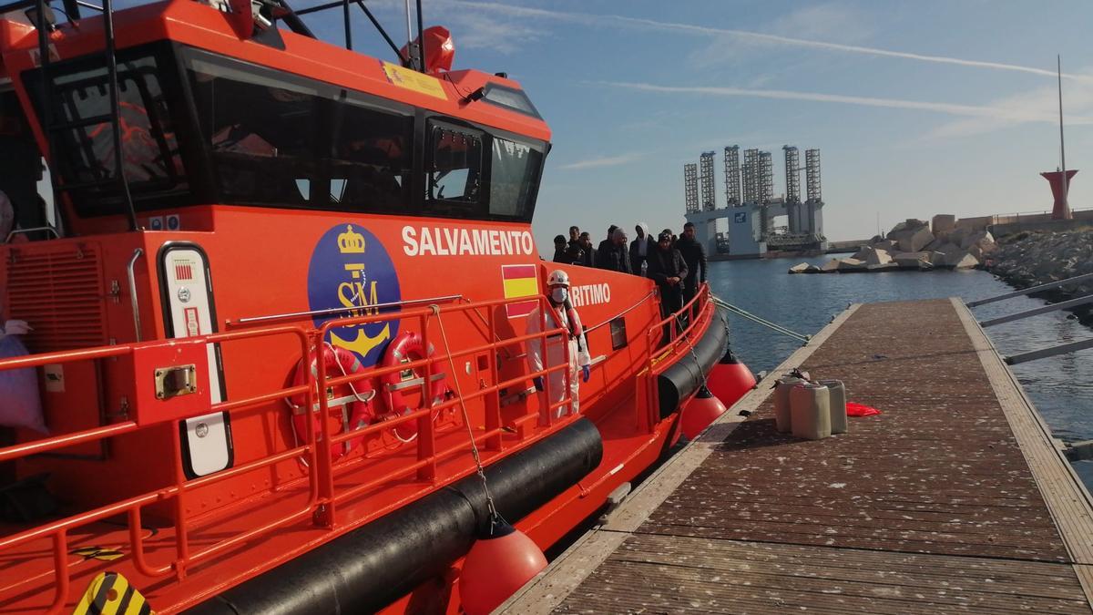 Salvamento Marítimo rescata a 16 inmigrantes en una patera en Alicante