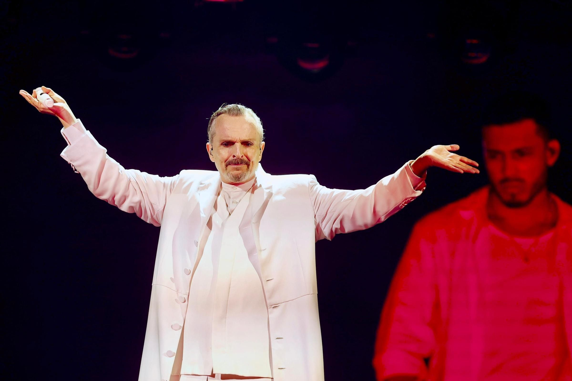 Miguel Bosé disfruta sobre el Ciutat