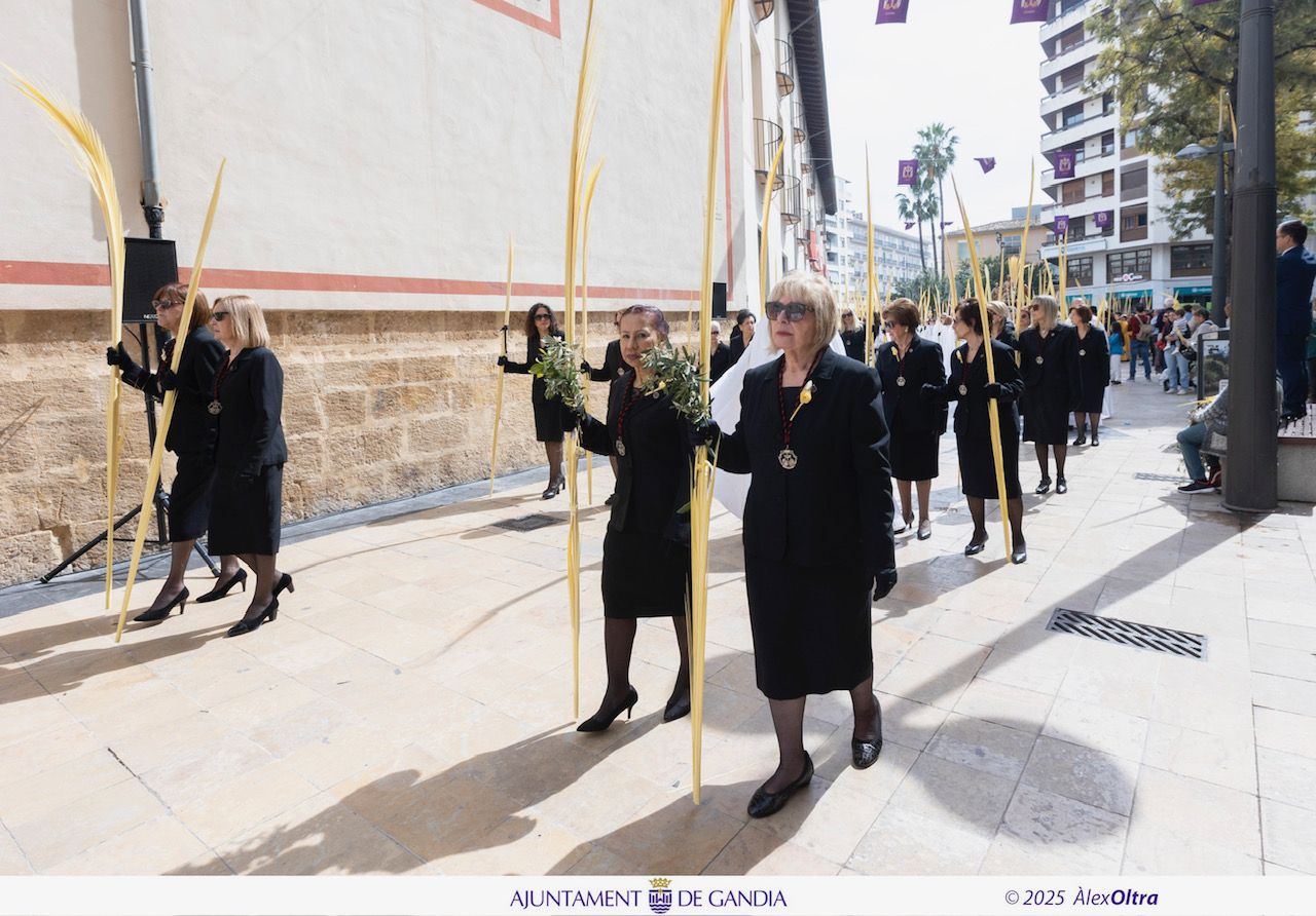Espectacular y multitudinaria procesión del Domingo de Ramos en Gandia