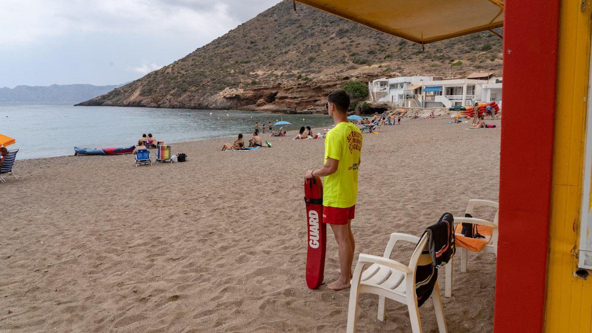 Una imagen de archivo de un socorrista en una playa de Cartagena.