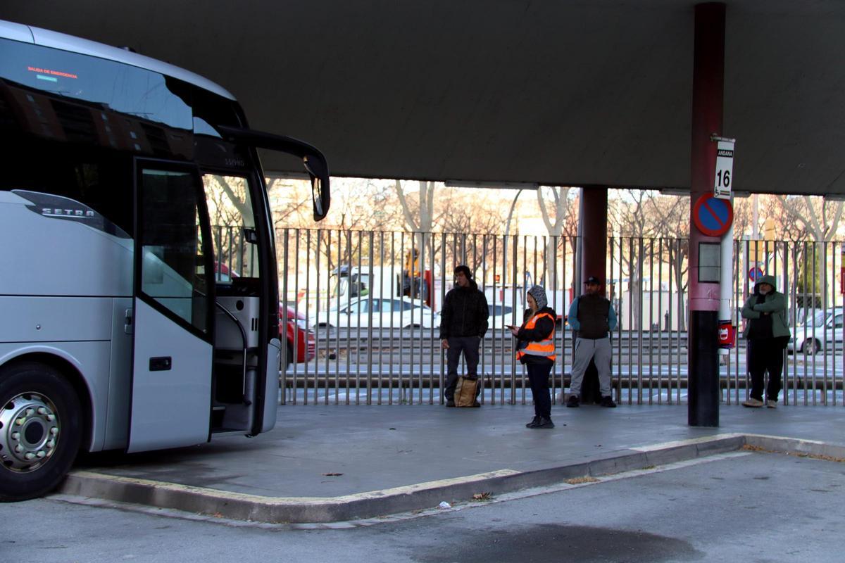L'estació de busos de Fabra i Puig de Barcelona amb poca afluència coincidint amb l'alerta per risc de vent d'aquest dijous