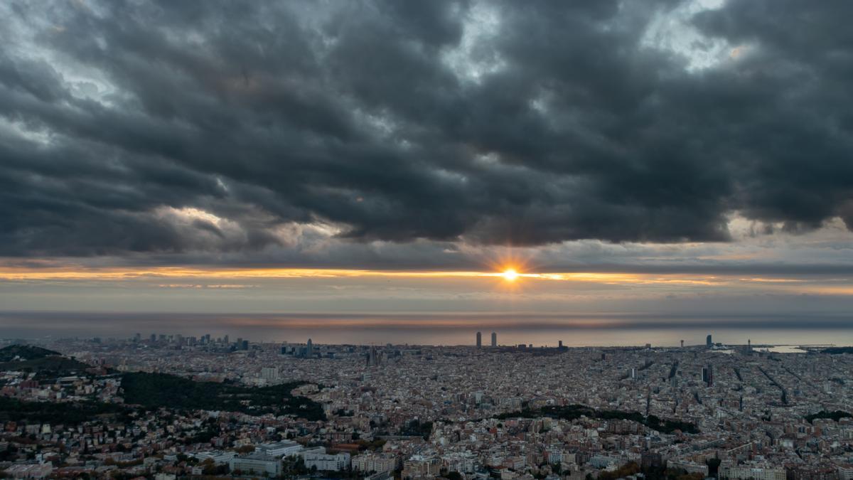 Sol y nubes bajas en Barcelona, el 2 de diciembre del 2022