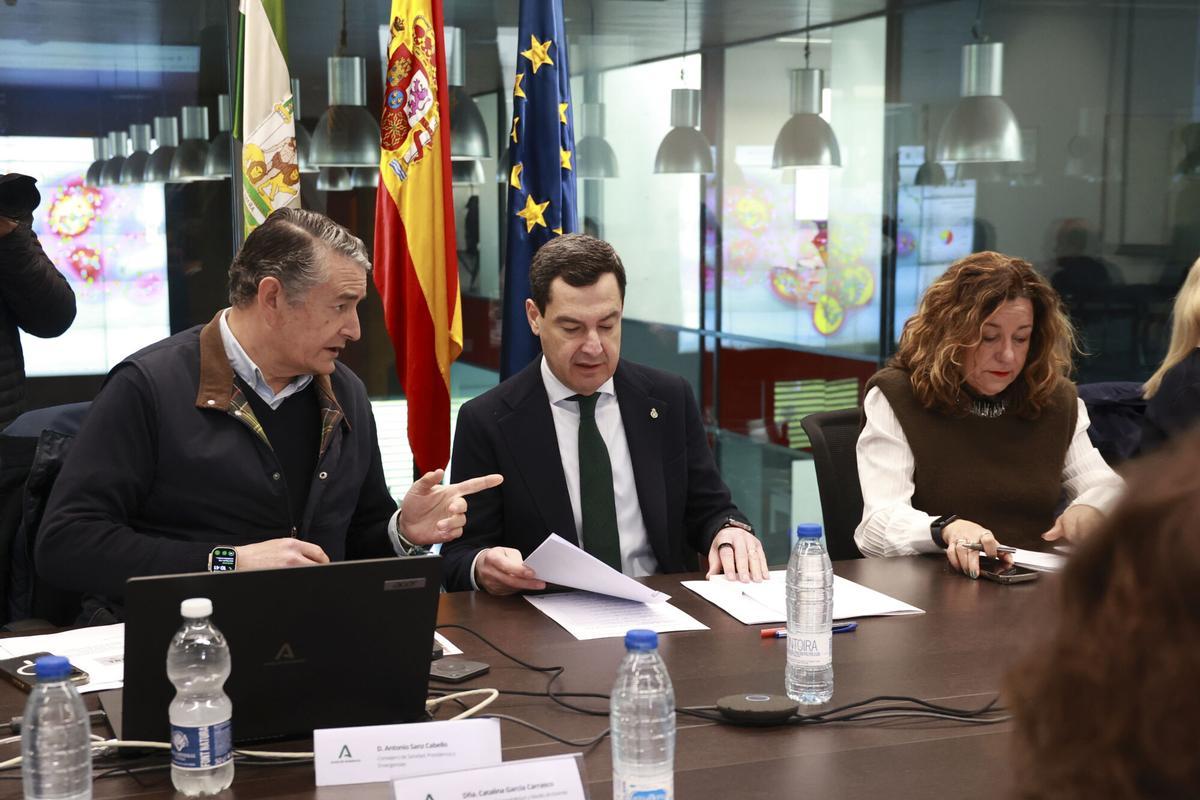 El presidente de la Junta de Andalucía, Juanma Moreno, durante la reunión del comité asesor del Plan de Emergencias en la Sede de 112 Emergencias.