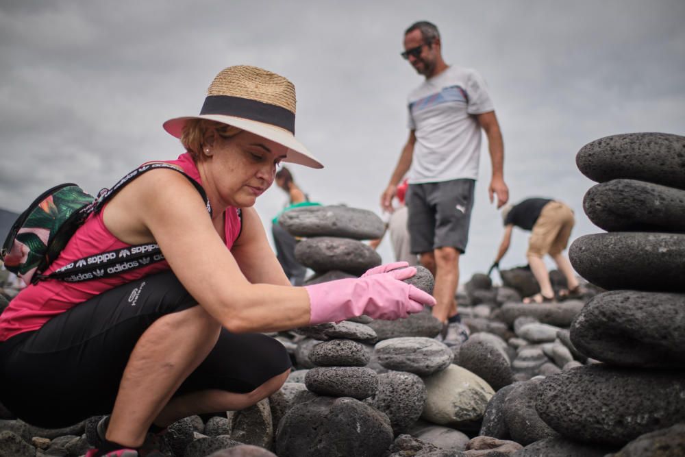 Colocan las piedras de Playa Jardín en su sitio