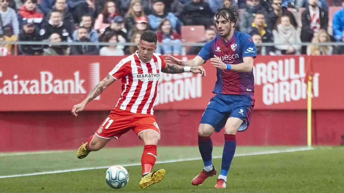 Eugeni presiona a un jugador del Girona en un partido con el Huesca.