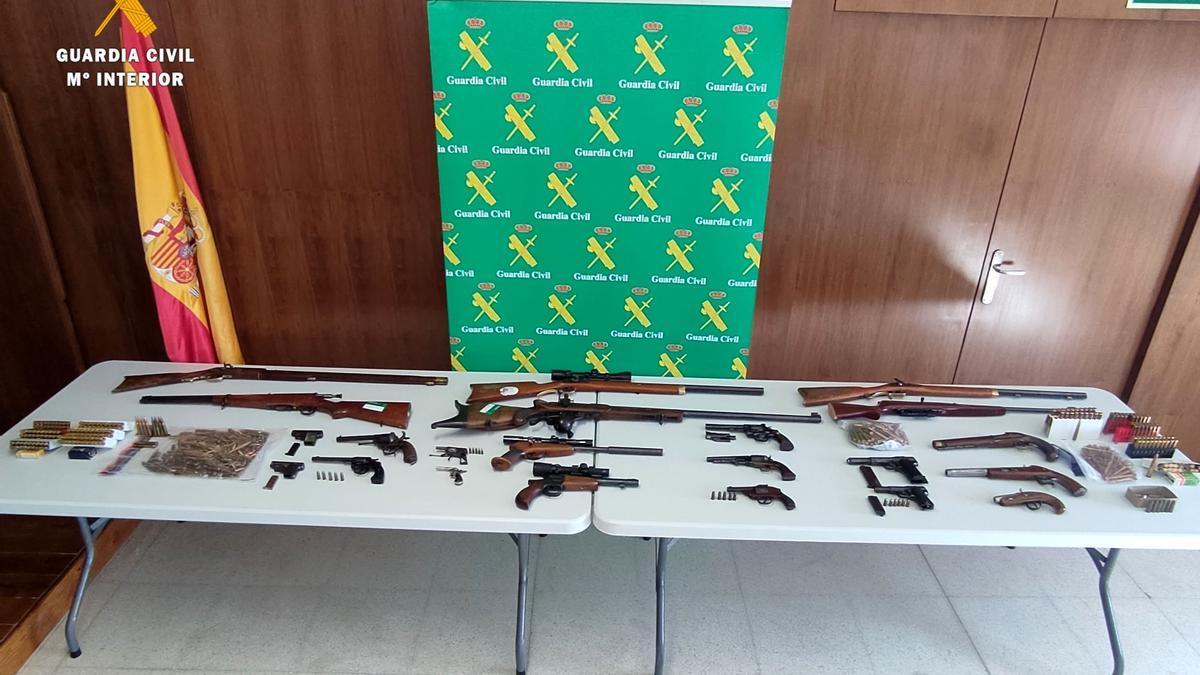 Armas incautadas por la Guardia Civil durante la operación.