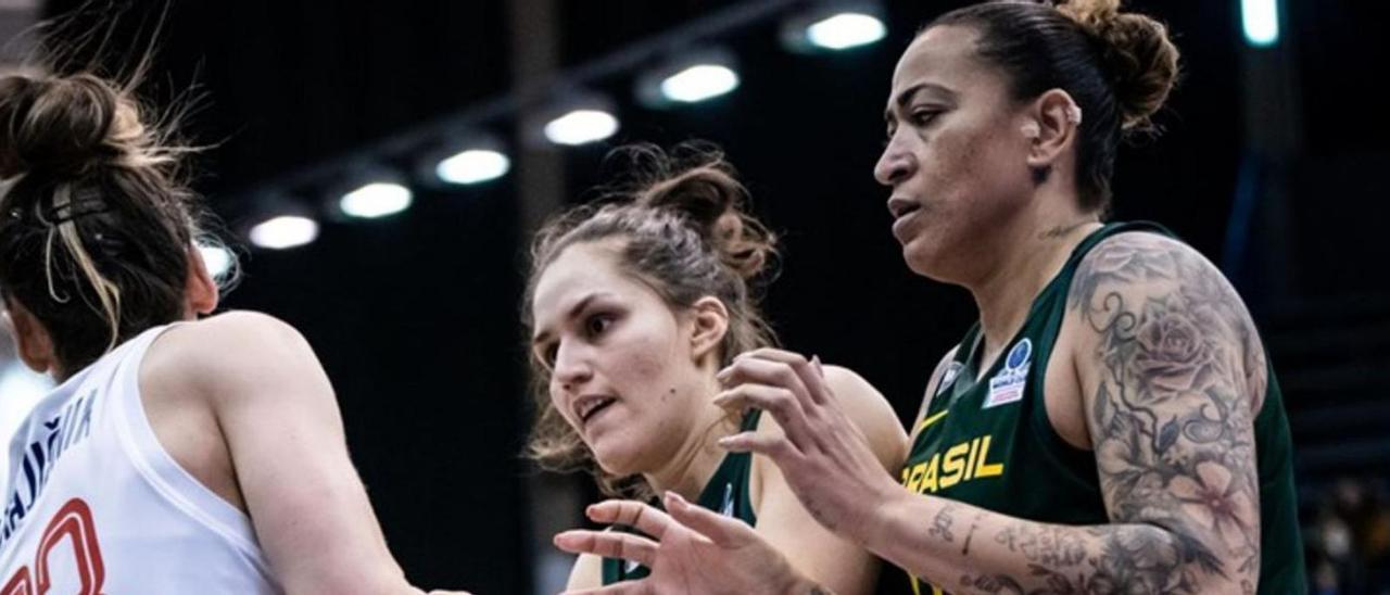Mariana Carvalho junto a Erika de Souza, con la selección de Brasil. / FIBA