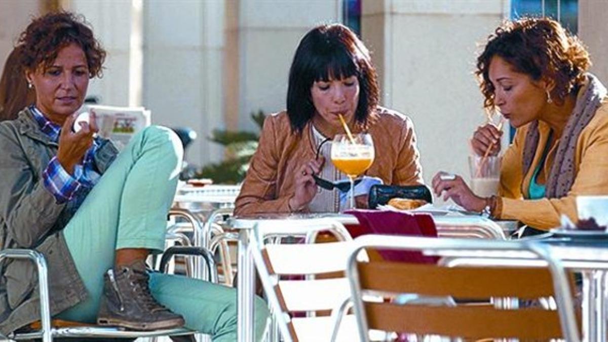 Sílvia Bel, Olalla Moreno y Cristina Plazas, en una imagen del telefilme '1.000 maneres de menjar-se un ou'.
