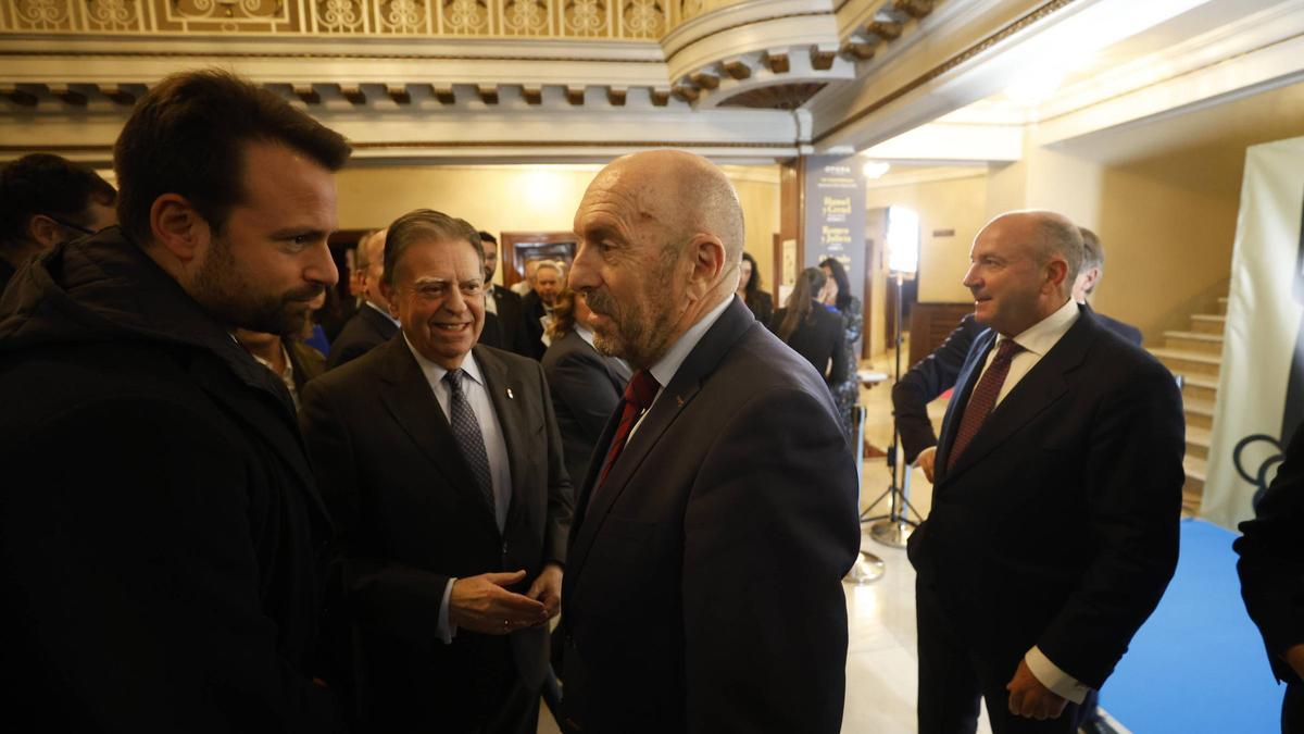 Álvaro Queipo, presidente del PP, a la izquierda, saluda a Juan Cofiño, durante la gala de Otea, en el Teatro Campoamor, en presencia del alcalde de Oviedo, Alfredo Canteli, el pasado martes.